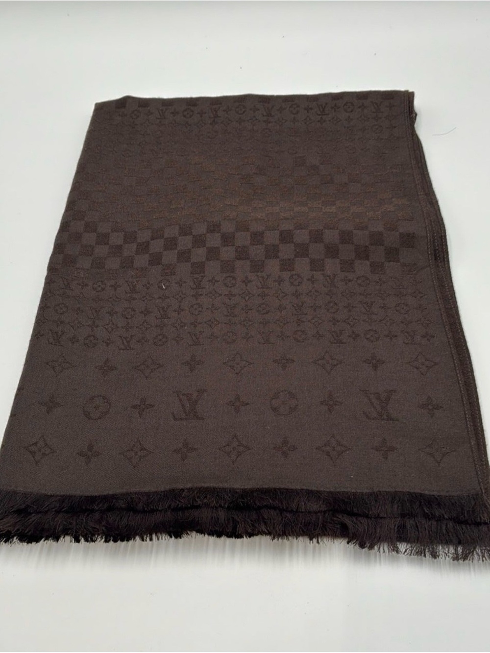 Authentic Louis Vuitton Scarf Damier, Brown
55% Silk, 45% Cashmere